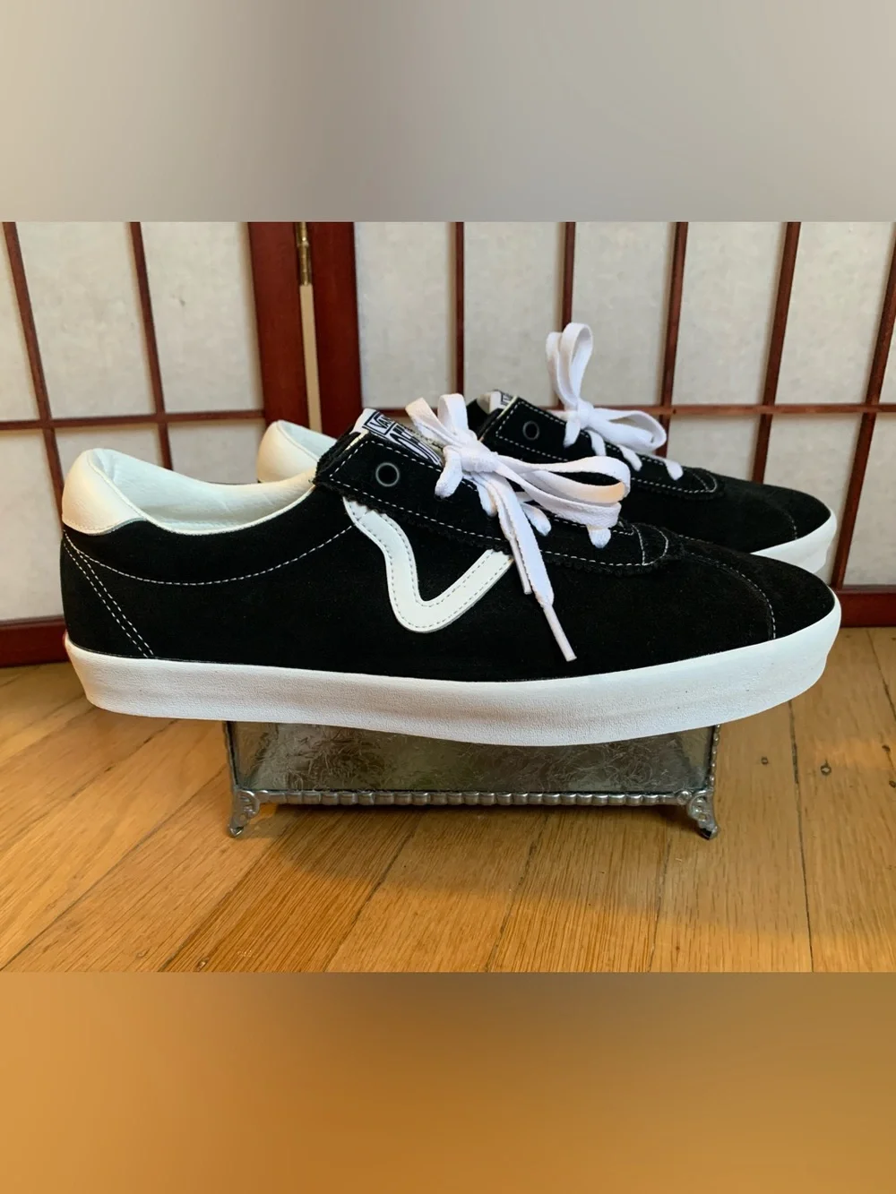 NWOB VANS OFF THE WALL Black Suede/White Trim Lace-Up Sneakers Men 11.5/Women 13